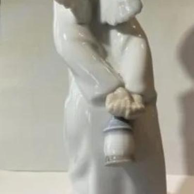 Lladro Curious Angel with Lantern Behind Back 9.5" Tall Figurine #4960 in VG Preowned Condition.