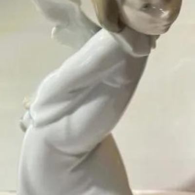 Lladro Curious Angel with Lantern Behind Back 9.5" Tall Figurine #4960 in VG Preowned Condition.