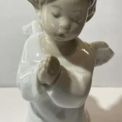 LLadro Praying Angel Boy Porcelain Figurine 4538 Hand Made in Spain Retired 5" Tall in VG Preowned Condition.