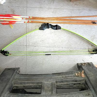 SCOUT BOW AND ARROWS