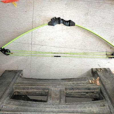 SCOUT BOW AND ARROWS