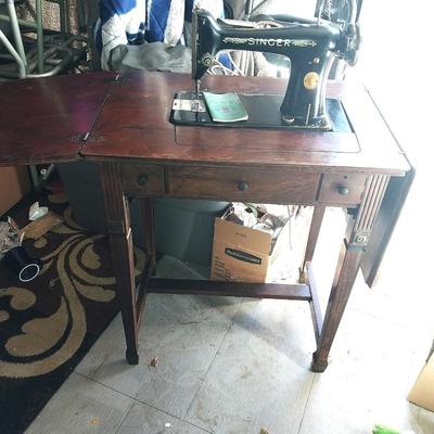 VINTAGE SINGER SEWING MACHINE IN TABLE
