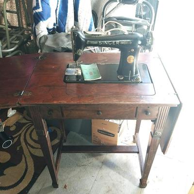 VINTAGE SINGER SEWING MACHINE IN TABLE