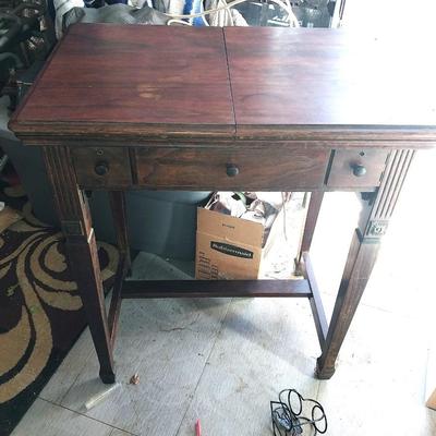 VINTAGE SINGER SEWING MACHINE IN TABLE