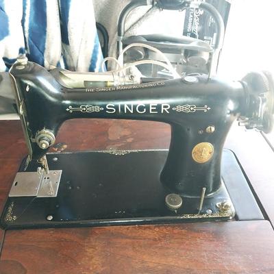 VINTAGE SINGER SEWING MACHINE IN TABLE
