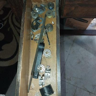 VINTAGE SINGER SEWING MACHINE IN TABLE