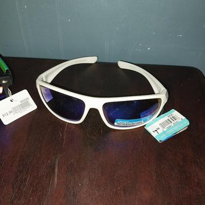 NEW SUNGLASSES WITH TAGS AND EYEWARE CORD