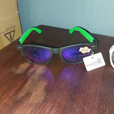 NEW SUNGLASSES WITH TAGS AND EYEWARE CORD