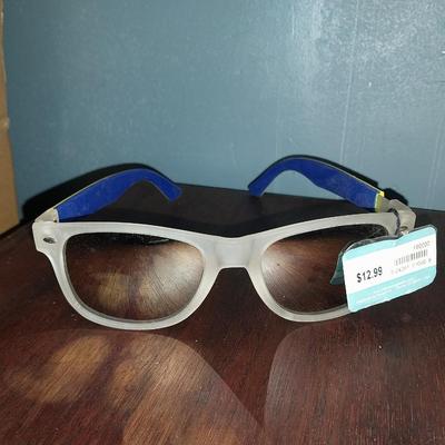 NEW SUNGLASSES WITH TAGS AND EYEWARE CORD