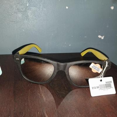 NEW SUNGLASSES WITH TAGS AND EYEWARE CORD
