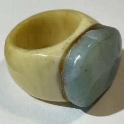 Vintage Scarce Asian Bone Shank & Jadeite Top Fashion Ring Size 6 in Good Preowned Condition.