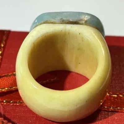 Vintage Scarce Asian Bone Shank & Jadeite Top Fashion Ring Size 6 in Good Preowned Condition.