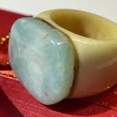 Vintage Scarce Asian Bone Shank & Jadeite Top Fashion Ring Size 6 in Good Preowned Condition.