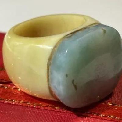 Vintage Scarce Asian Bone Shank & Jadeite Top Fashion Ring Size 6 in Good Preowned Condition.