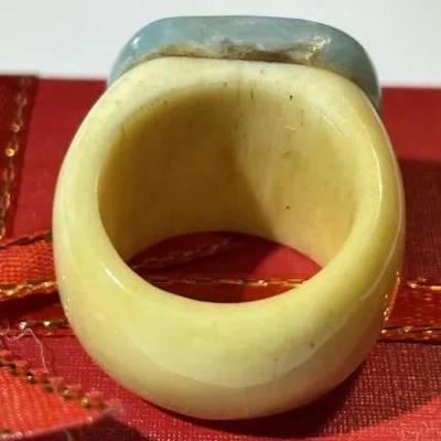 Vintage Scarce Asian Bone Shank & Jadeite Top Fashion Ring Size 6 in Good Preowned Condition.