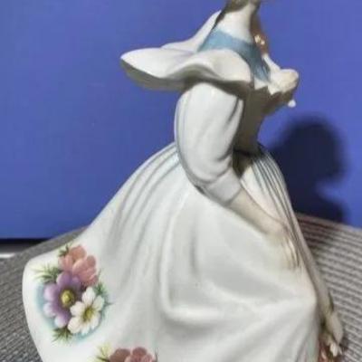 Royal Doulton Pretty Ladies October Collection Figurine #HN-2693 Collectible in VG Preowned Condition.