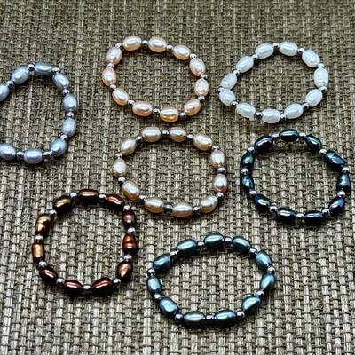 LOT 18 - Honora Pearl Stretch Rings Collection of 7
