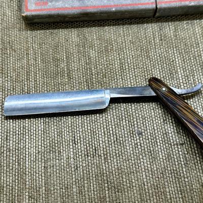 LOT 21 - Winchester Vintage Straight Razor No 8533 w/ Box