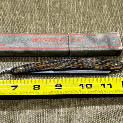 LOT 21 - Winchester Vintage Straight Razor No 8533 w/ Box