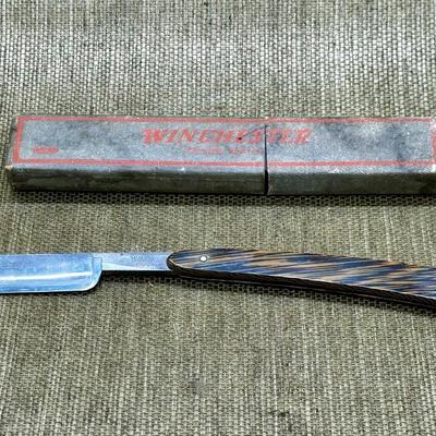 LOT 21 - Winchester Vintage Straight Razor No 8533 w/ Box