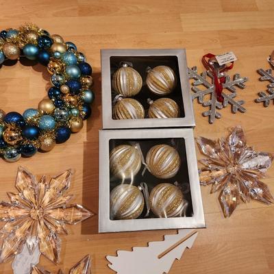 Large Tote of Christmas Decorations Wreaths ornaments Rope see pics