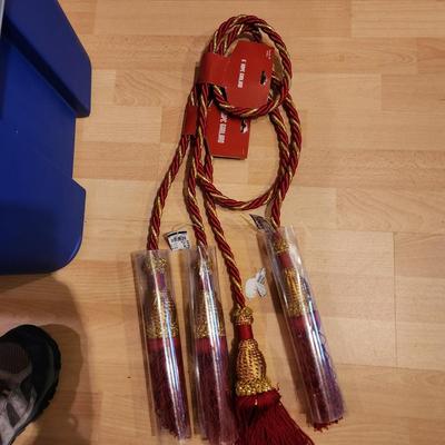 Large Tote of Christmas Decorations Wreaths ornaments Rope see pics