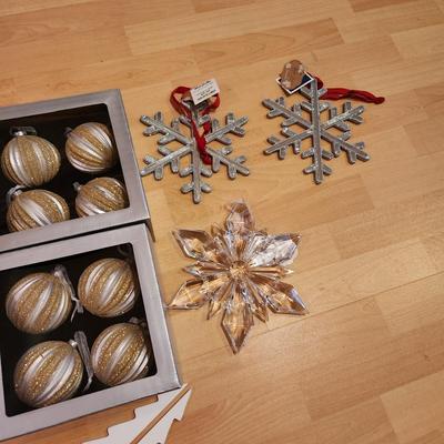 Large Tote of Christmas Decorations Wreaths ornaments Rope see pics