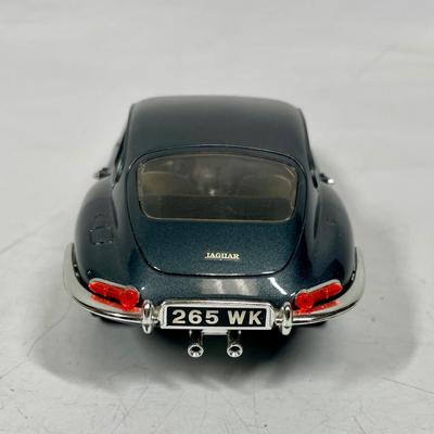 1/18 Scale Model Car 1961 Jaguar E