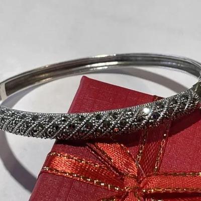 Vintage .925 Sterling Silver Marcasite Hinged Bangle Bracelet 7" Standard Size in Good Preowned Condition.