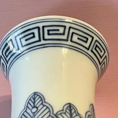 Vintage Chinese Peony Vase 6-Charater Marking w/Double Circles 8