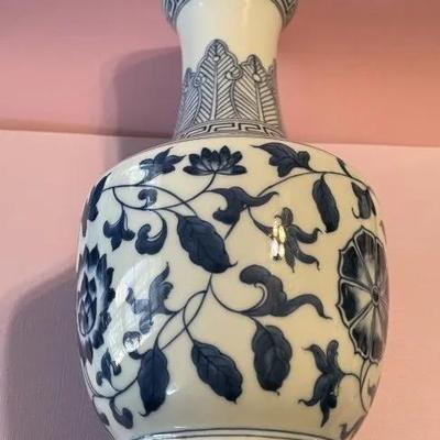 Vintage Chinese Peony Vase 6-Charater Marking w/Double Circles 8