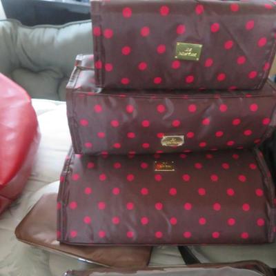 Luggage - Estate lot of suitcases and more - all seen on the bed