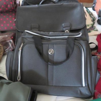 Luggage - Estate lot of suitcases and more - all seen on the bed