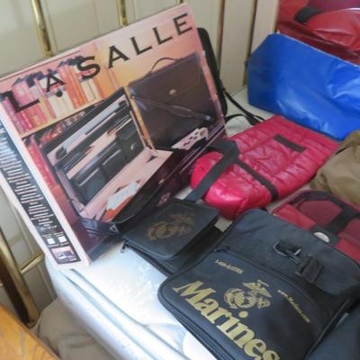 Luggage - Estate lot of suitcases and more - all seen on the bed