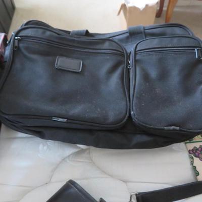 Luggage - Estate lot of suitcases and more - all seen on the bed