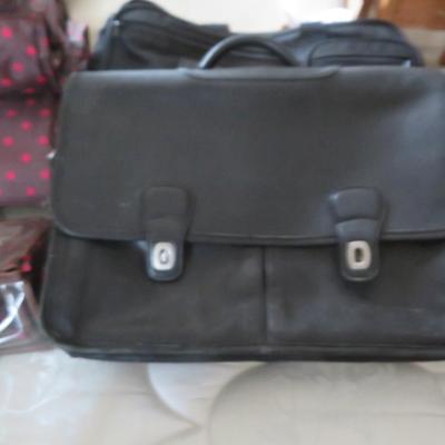 Luggage - Estate lot of suitcases and more - all seen on the bed