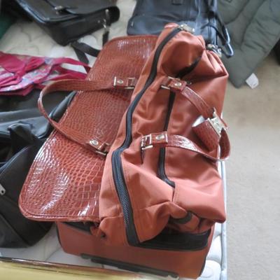 Luggage - Estate lot of suitcases and more - all seen on the bed