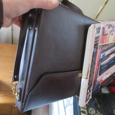 Luggage - Estate lot of suitcases and more - all seen on the bed