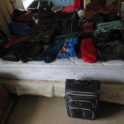 Luggage - Estate lot of suitcases and more - all seen on the bed