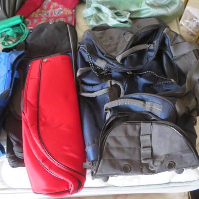 Luggage - Estate lot of suitcases and more - all seen on the bed