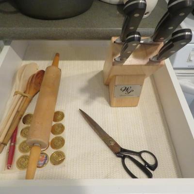 Kitchen Utensils & Knives / Kitchen drawer lot - all seen in photos.