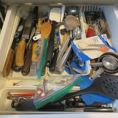 Kitchen Utensils & Knives / Kitchen drawer lot - all seen in photos.