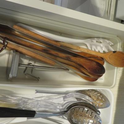 Kitchen Utensils & Knives / Kitchen drawer lot - all seen in photos.