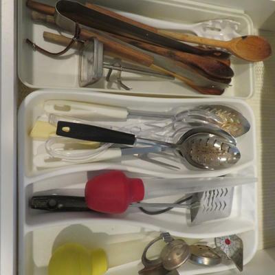 Kitchen Utensils & Knives / Kitchen drawer lot - all seen in photos.