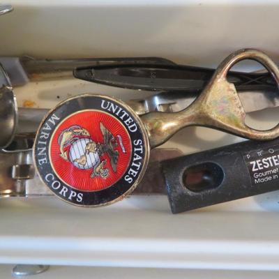 Kitchen Utensils & Knives / Kitchen drawer lot - all seen in photos.