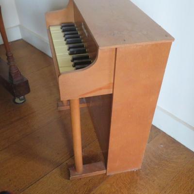 Schoenhut childs toy piano circa 70s/80s Brown