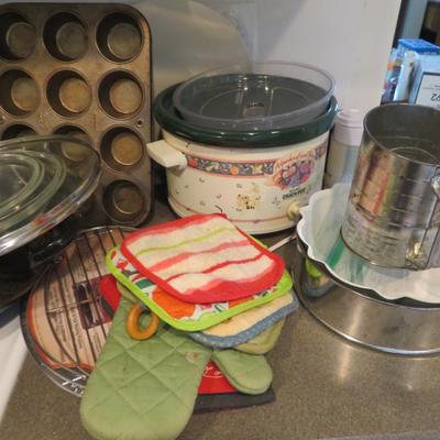 Kitchenware Group Lot - All Seen In Pictures - pots / Pans / Pyrex / Crock Pot / Cutting Boards