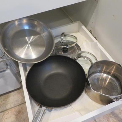 Kitchenware Group Lot - All Seen In Pictures - pots / Pans / Pyrex / Crock Pot / Cutting Boards
