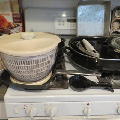 Kitchenware Group Lot - All Seen In Pictures - pots / Pans / Pyrex / Crock Pot / Cutting Boards