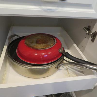 Kitchenware Group Lot - All Seen In Pictures - pots / Pans / Pyrex / Crock Pot / Cutting Boards